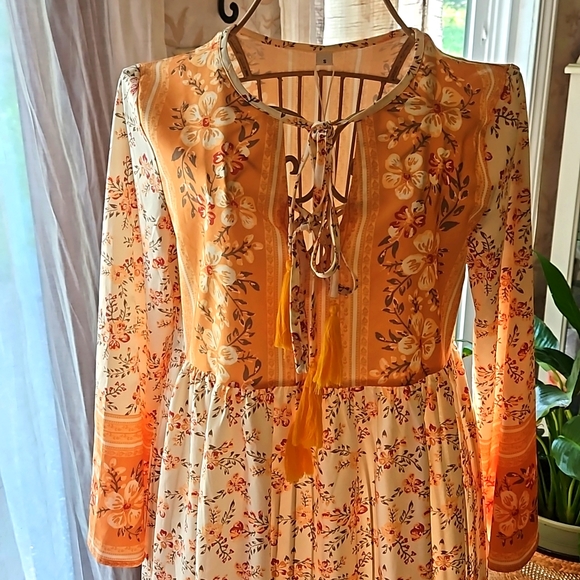 me too Dresses & Skirts - 💰 Women size small floral print dress